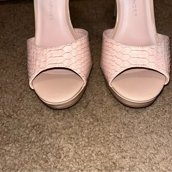 Chinese Laundry size 7.5 women’s pale pink snakeskin platforms - Picture 11 of 12